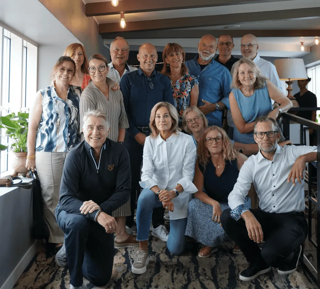 Chef som reflekterar vid sitt skrivbord på kontoret