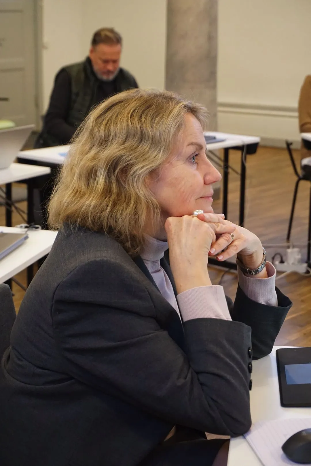 Ledarutvecklare och deltagare i samtal under ett digitalt möte