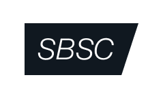 Vit text SBSC på en mörkblå trapetsformad bakgrund.