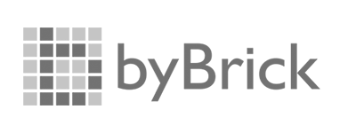 ByBrick logotyp i grått med stiliserat B till vänster om texten.