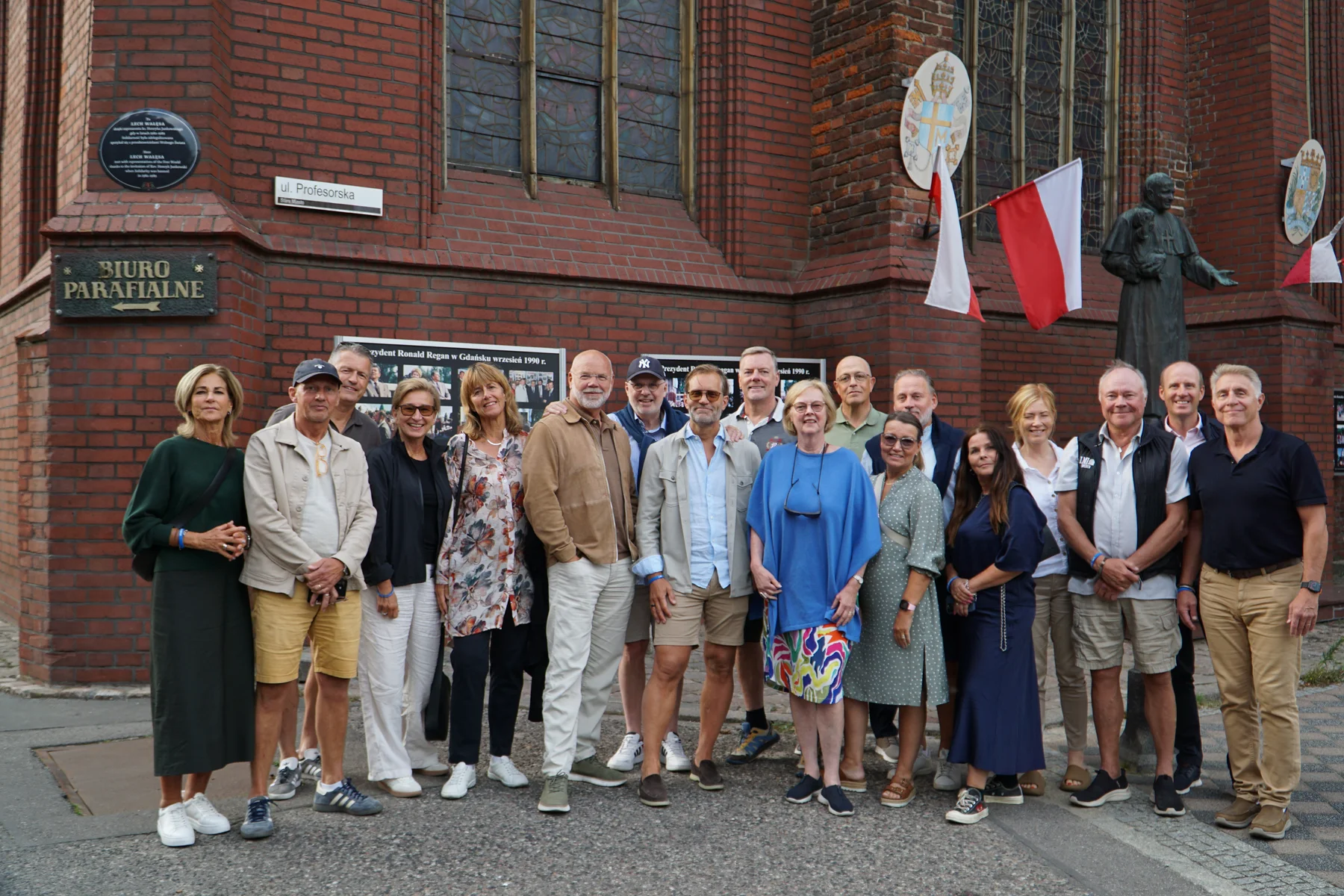 LMI Sweden-teamet samlade framför en tegelkyrka under en internationell konferens.